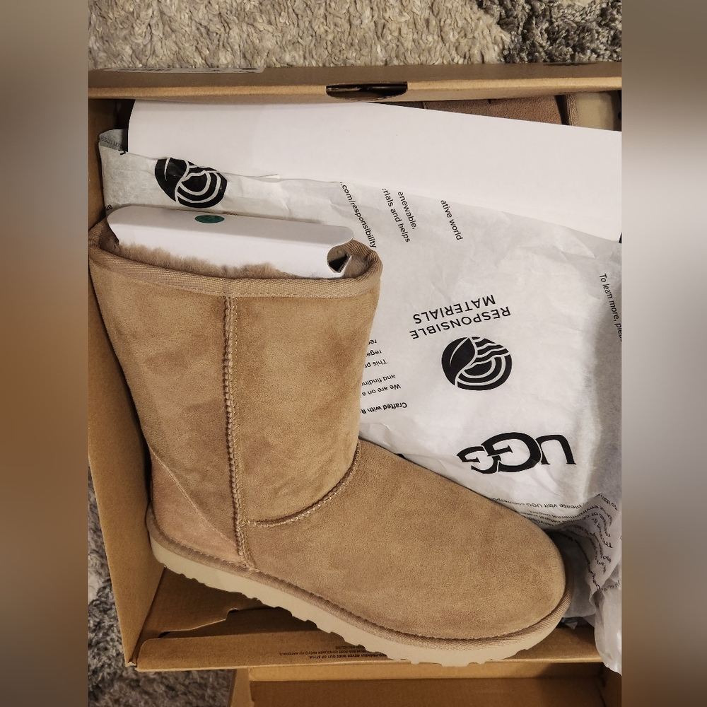 NEW UGG Classic Short II Boots - Women's - Picture 2 of 11